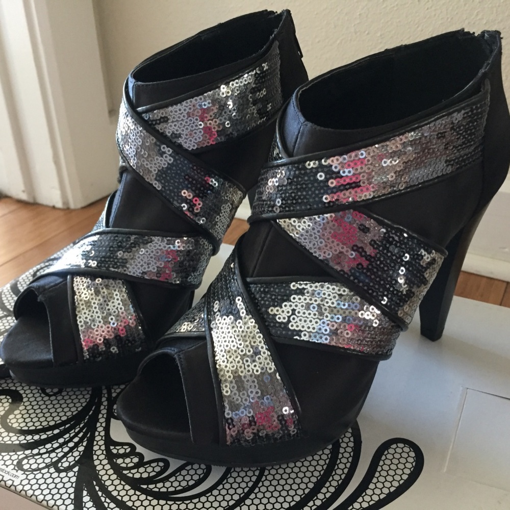 Buckle BKE Peep Toe Platform Dress Pump Stiletto Heel Satin Black 6.5 Party